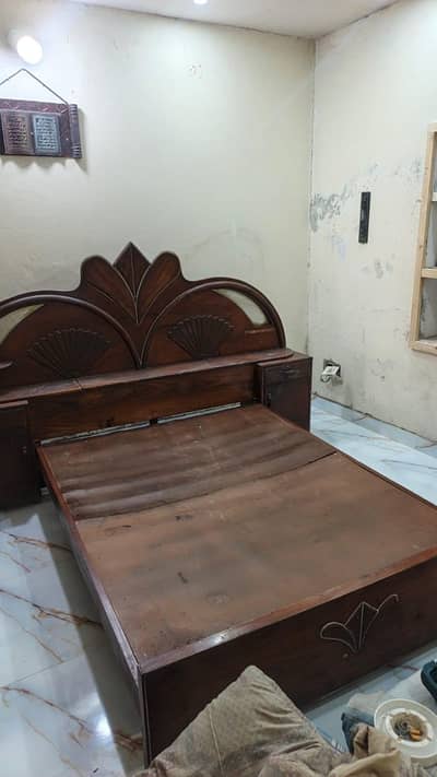 i am selling Bed