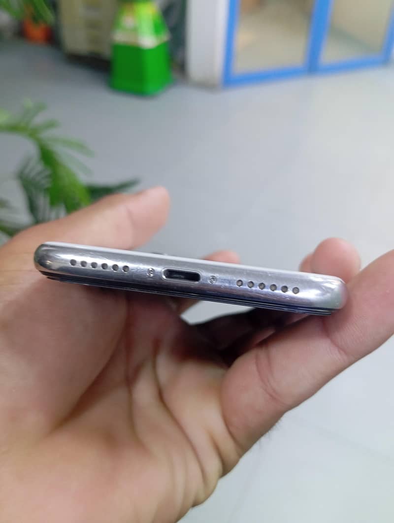 Apple iPhone X 3