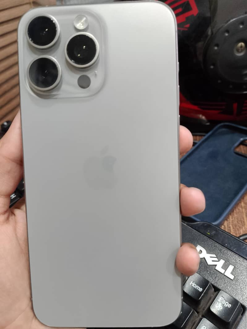 Apple iPhone 15 Pro Max 4