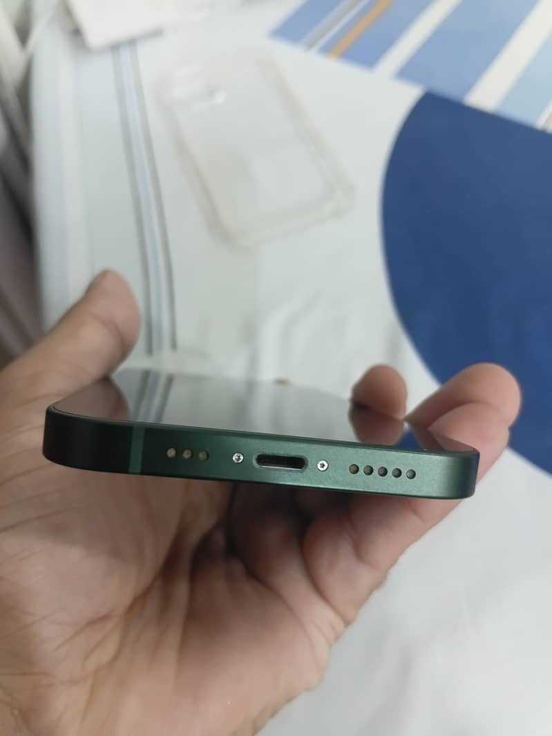 Apple iPhone 13 5