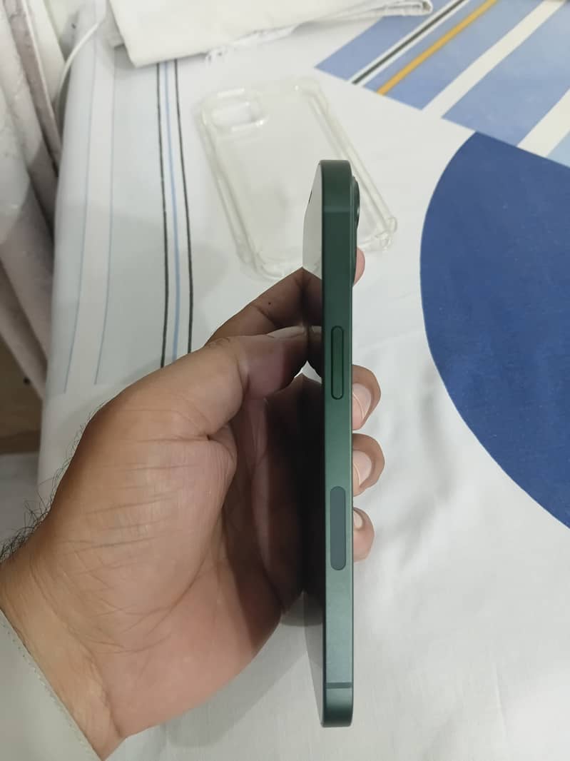 Apple iPhone 13 6