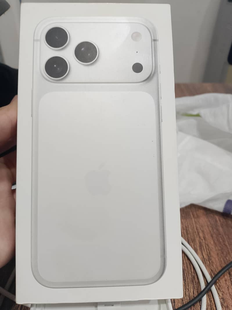 Apple iPhone 17 Pro Max 4