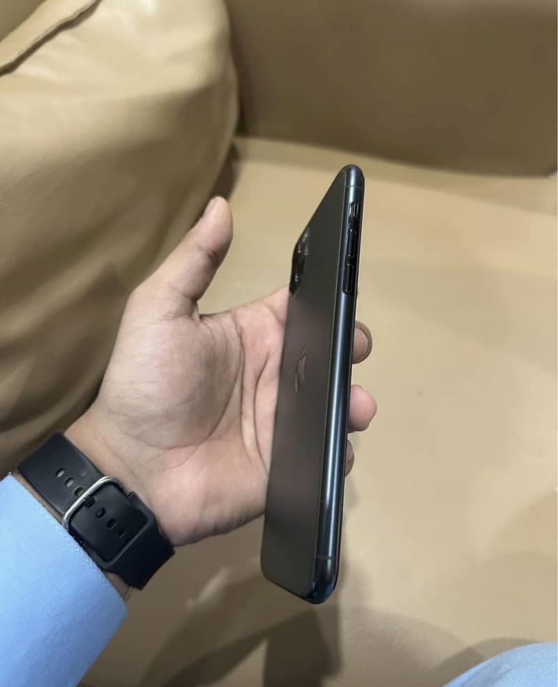 Apple iPhone 11 Pro Max 4