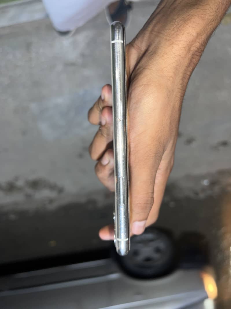 Apple iPhone 11 Pro 4