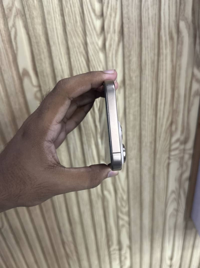 iPhone 16 Pro Max 4