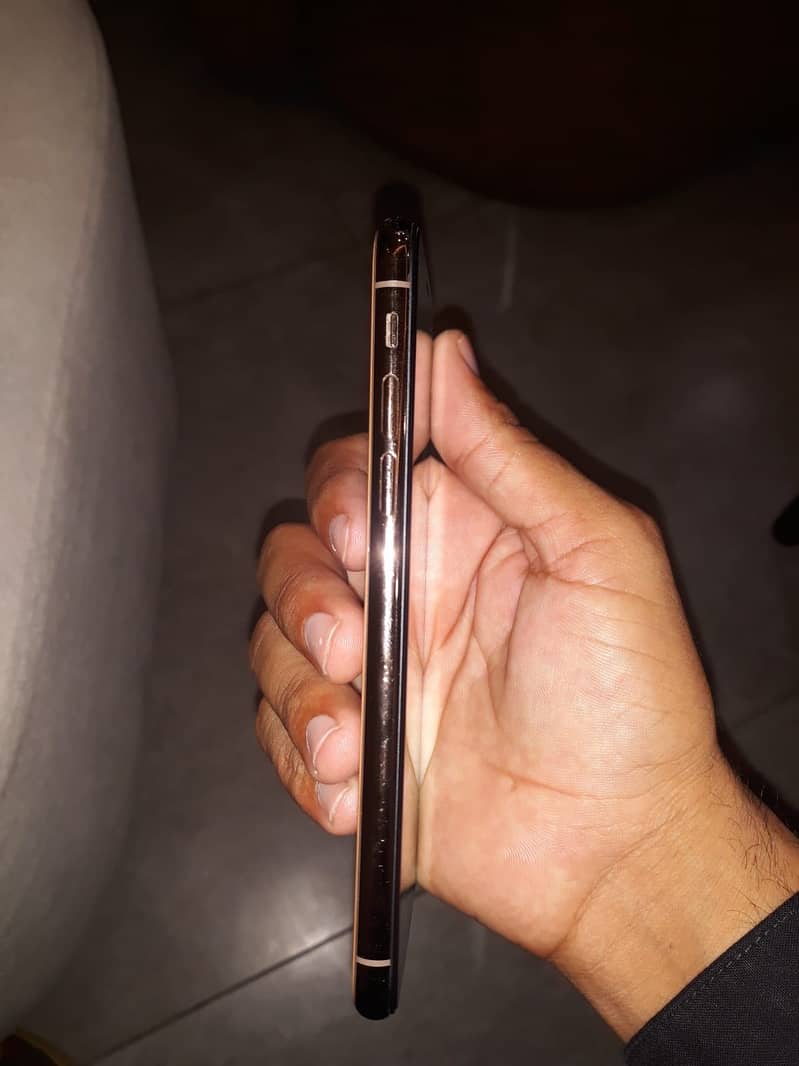 Apple iPhone XS 4
