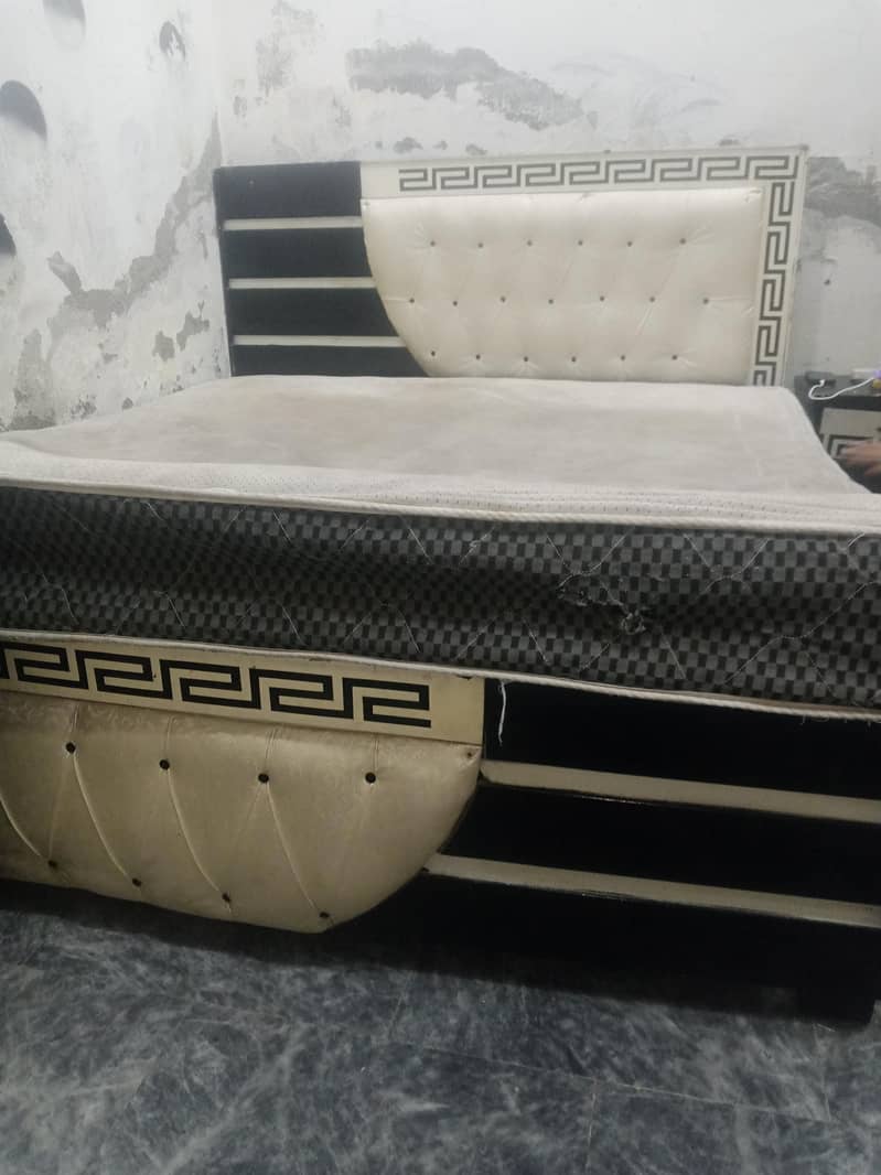 ایک عدد بیڈ سیٹ ساتھ سایڈ ٹیبلز 0