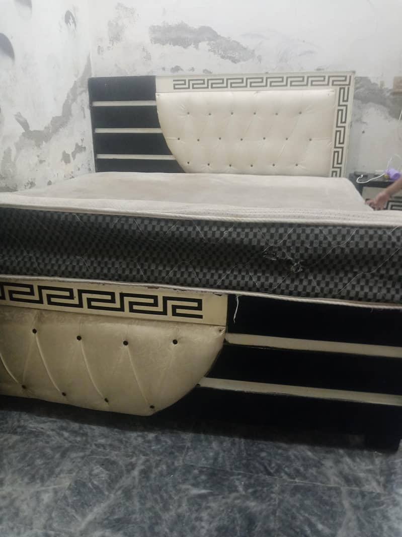 ایک عدد بیڈ سیٹ ساتھ سایڈ ٹیبلز 1