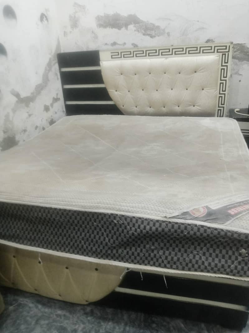 ایک عدد بیڈ سیٹ ساتھ سایڈ ٹیبلز 2