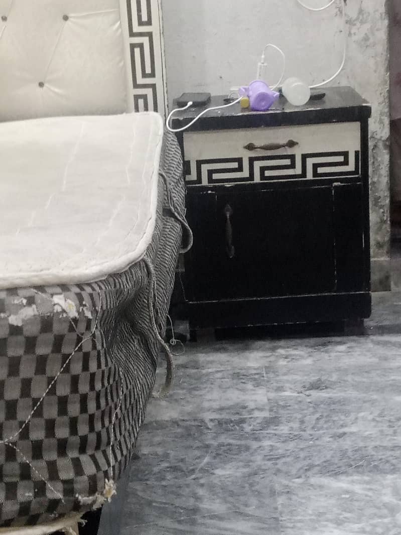 ایک عدد بیڈ سیٹ ساتھ سایڈ ٹیبلز 4