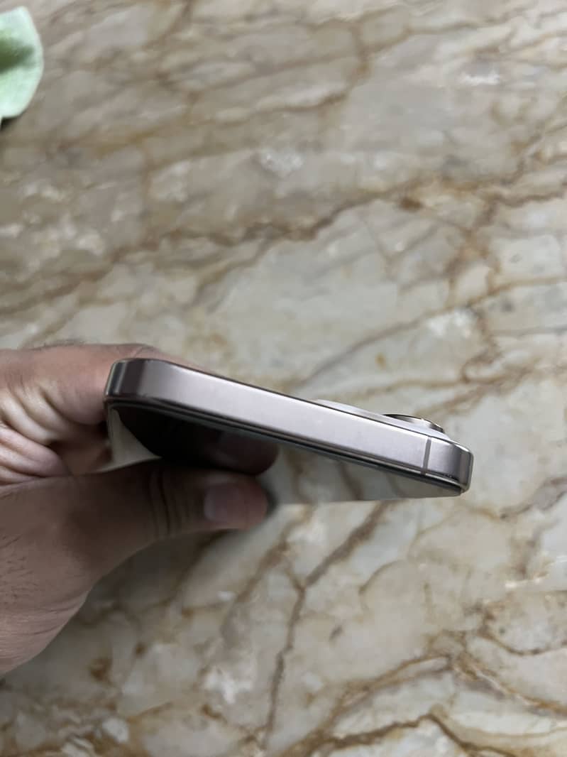 Apple iPhone 16 Pro Max 2