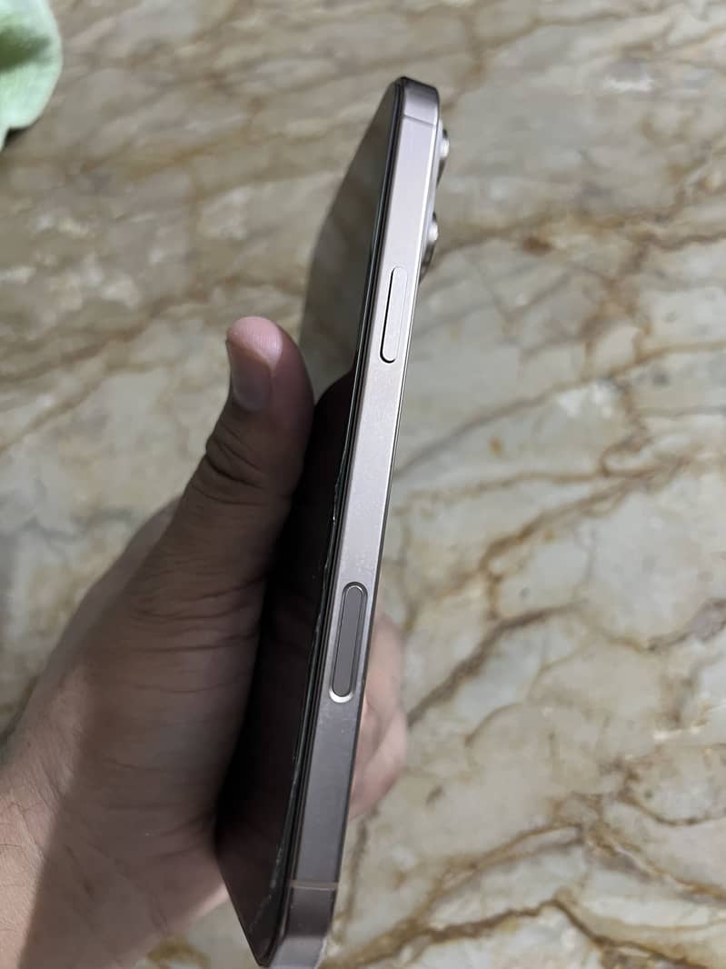 Apple iPhone 16 Pro Max 3