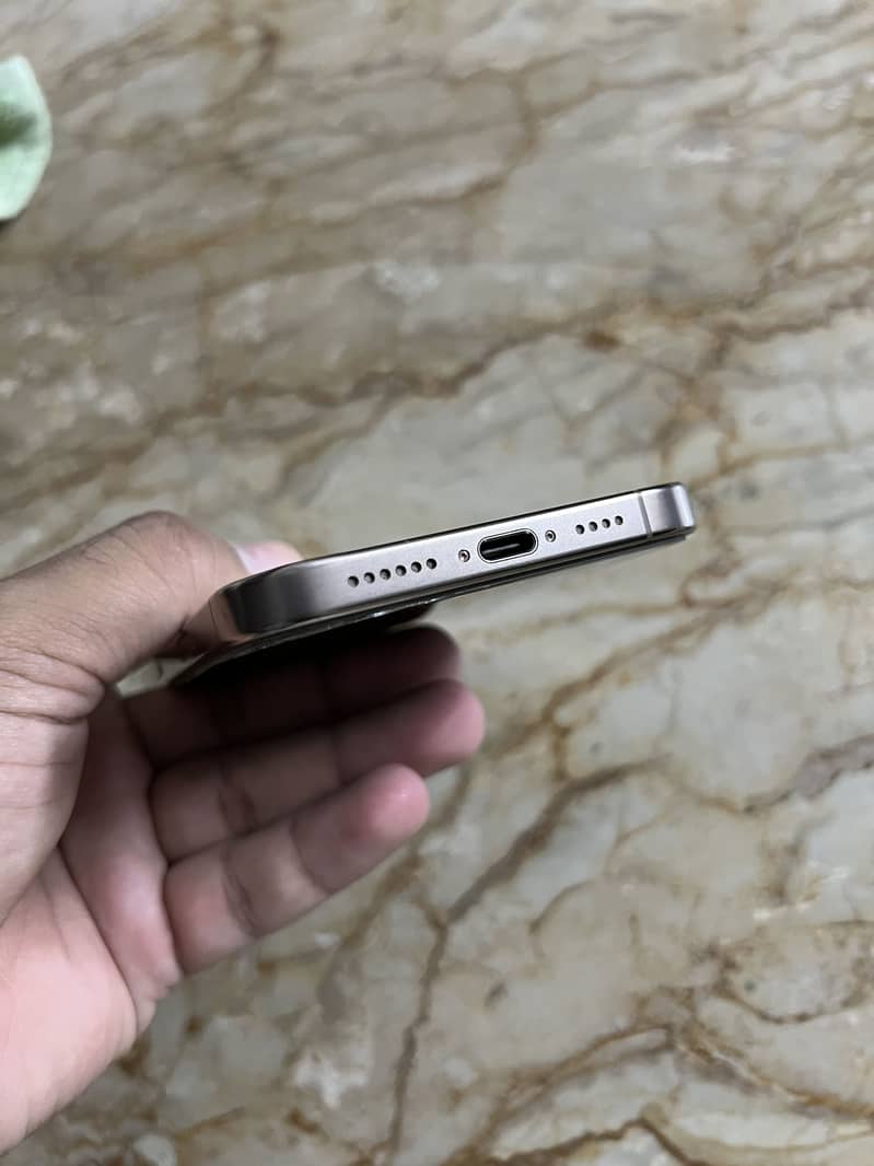 Apple iPhone 16 Pro Max 4