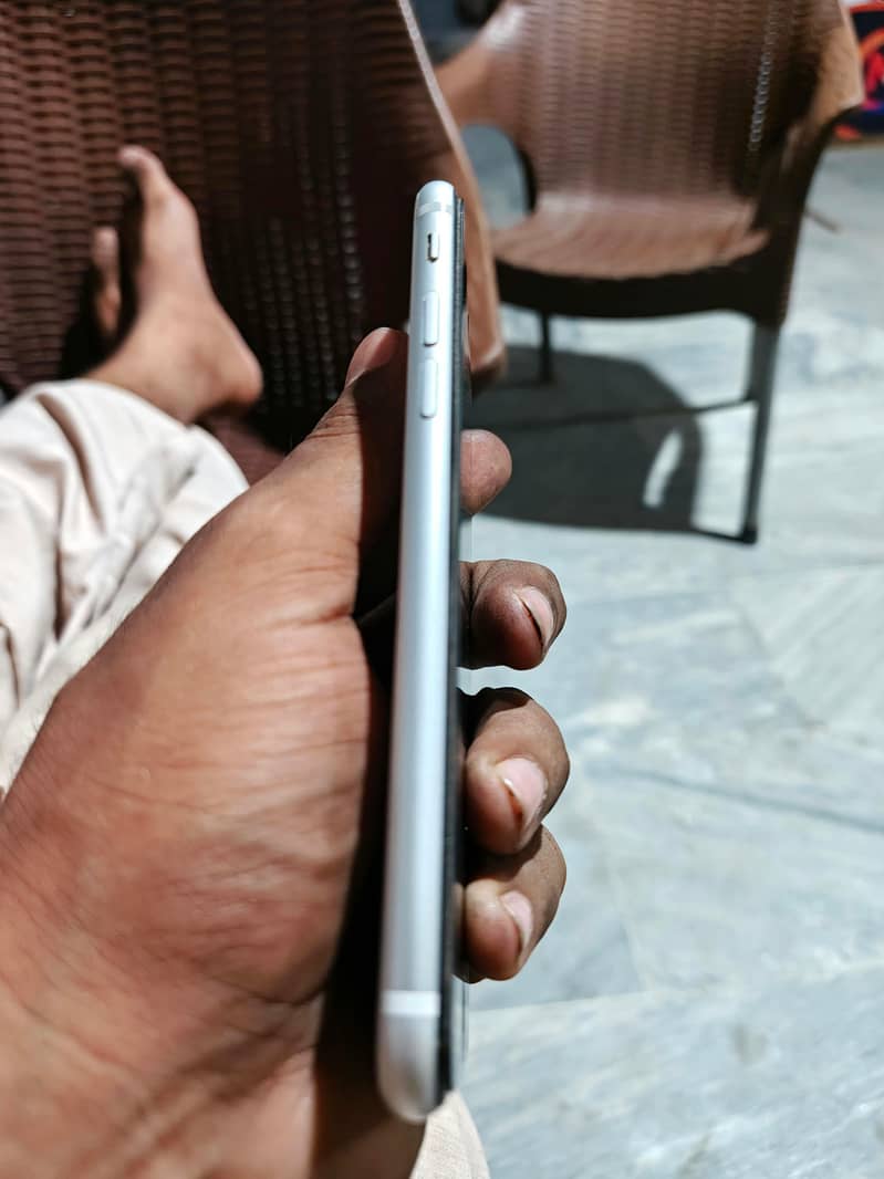 IPHONE SE 2 4