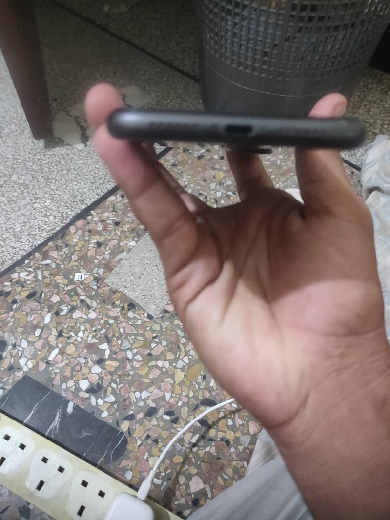 Apple iPhone 11 4