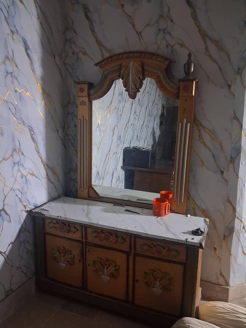 Showcase and mirror 1
