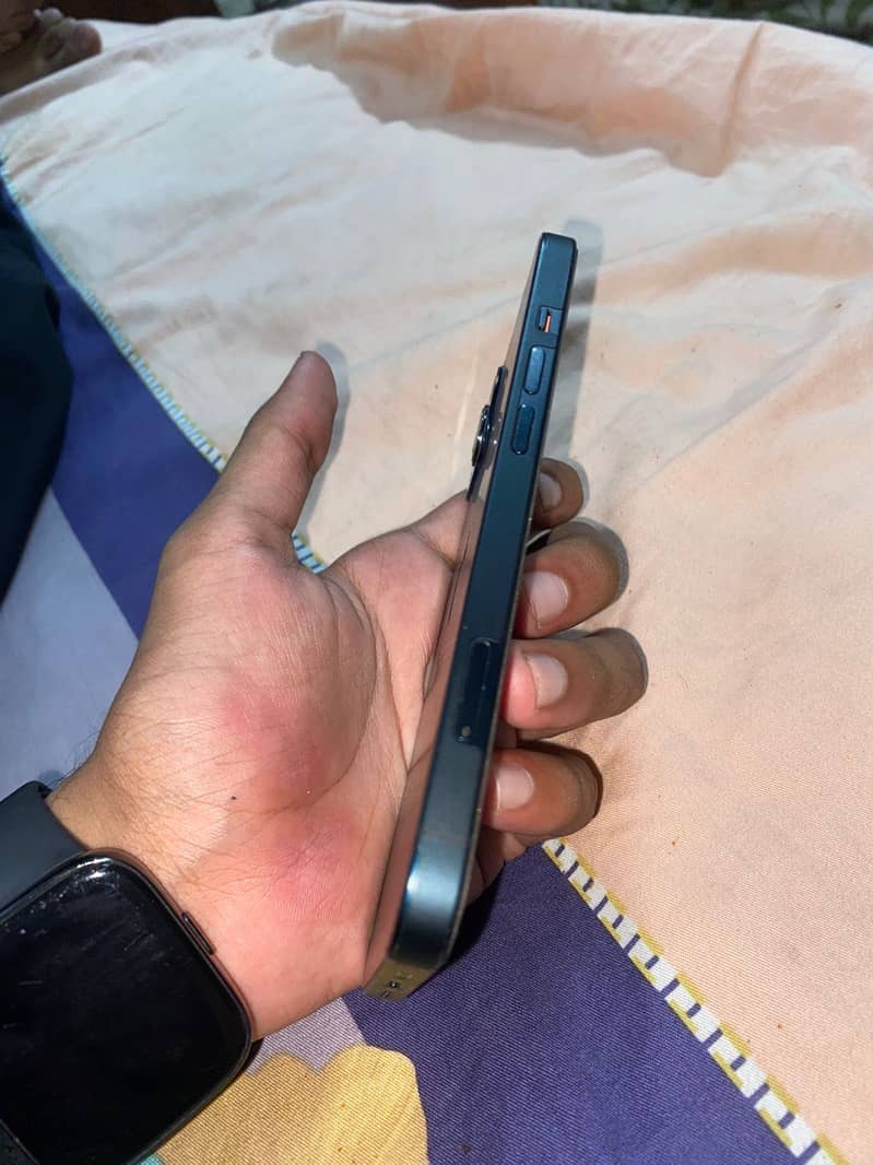 Apple iPhone 13 5