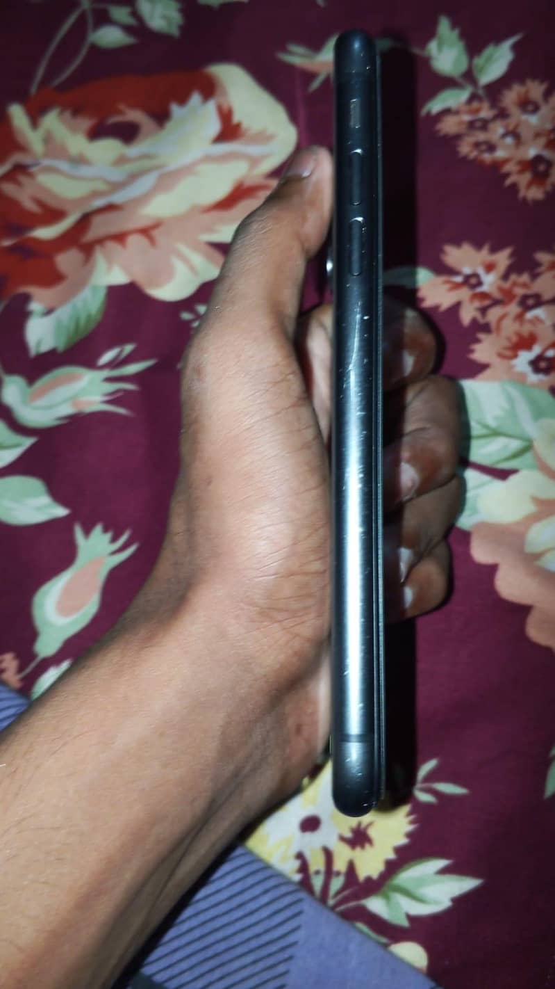 Apple iPhone 11 4