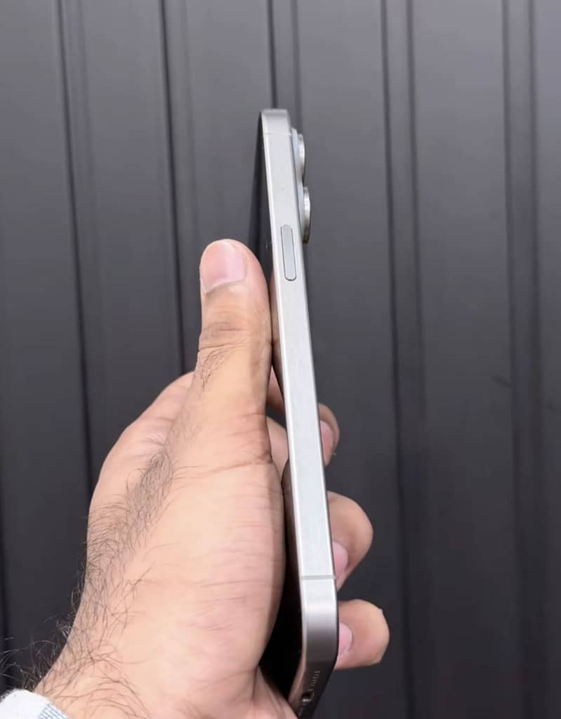 Apple iPhone 15 Pro Max 2