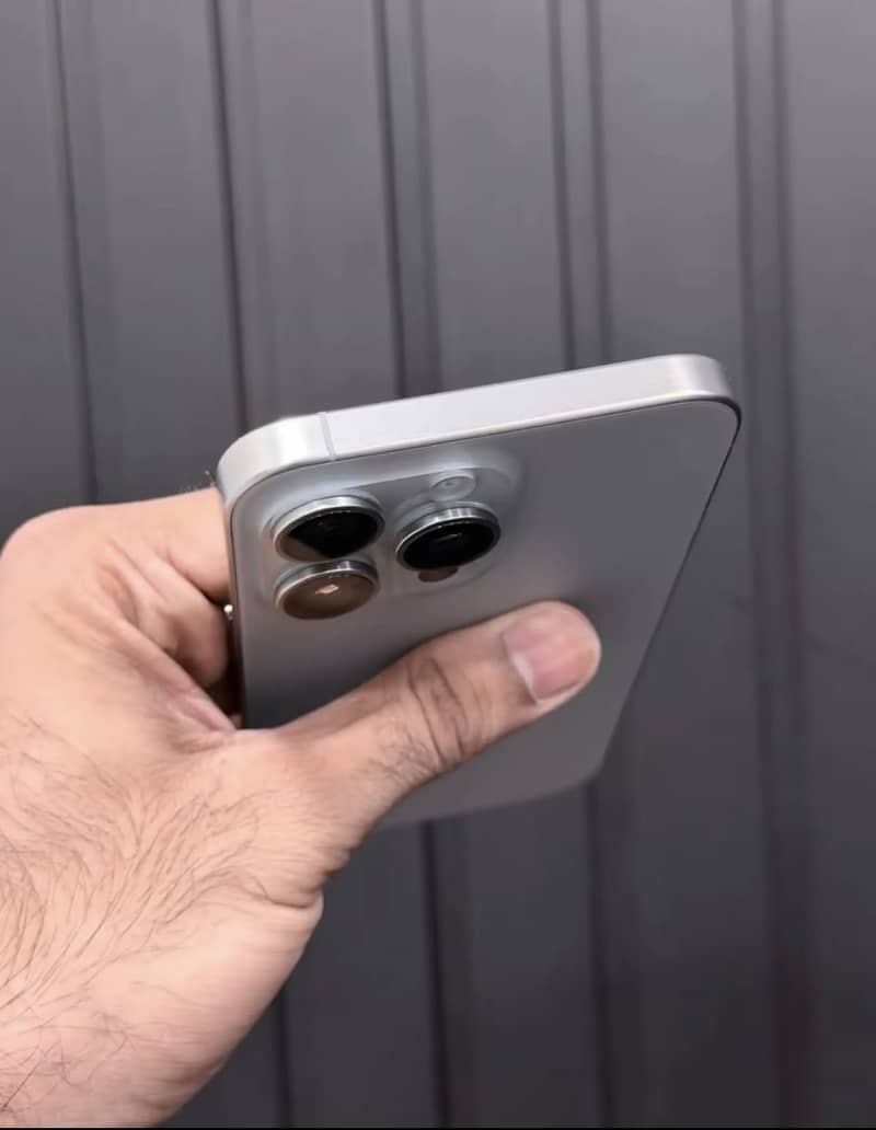 Apple iPhone 15 Pro Max 4