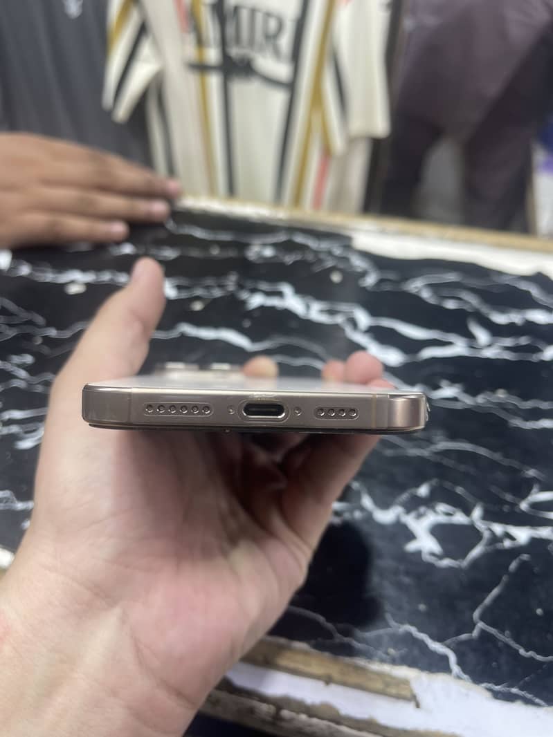 Apple iPhone 16 Pro Max 1