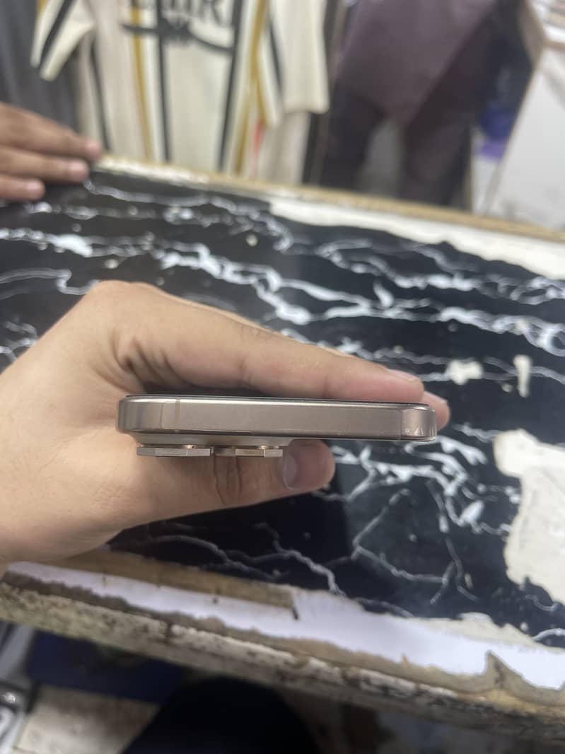 Apple iPhone 16 Pro Max 2