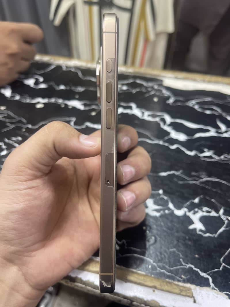Apple iPhone 16 Pro Max 4