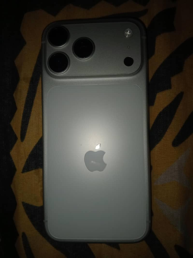 Apple iPhone 17 Pro Max 1