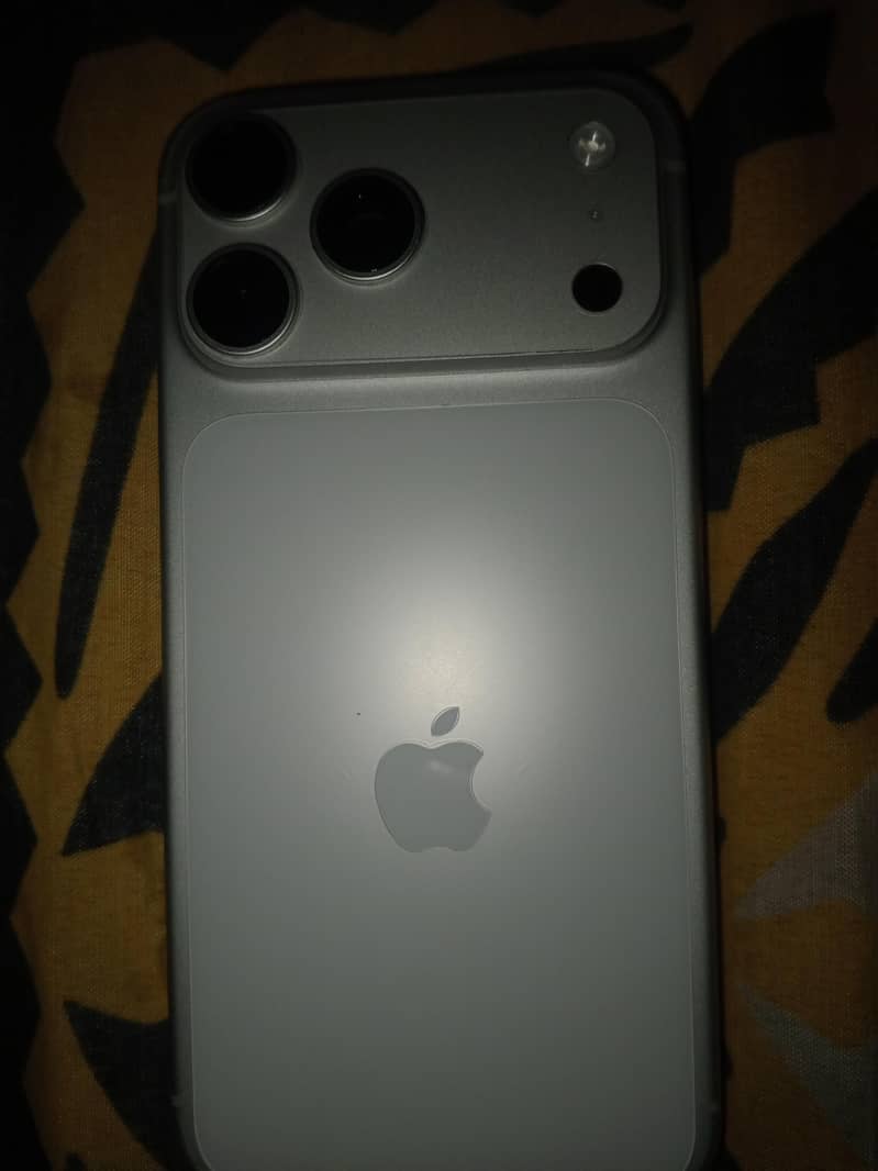 Apple iPhone 17 Pro Max 2