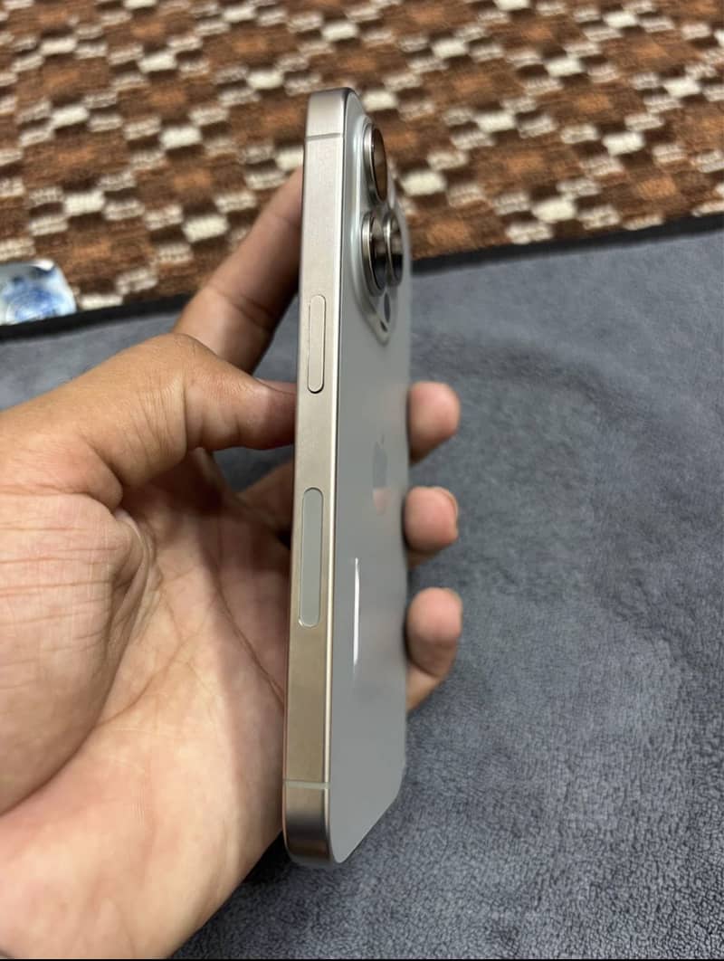 Apple iPhone 15 Pro 2