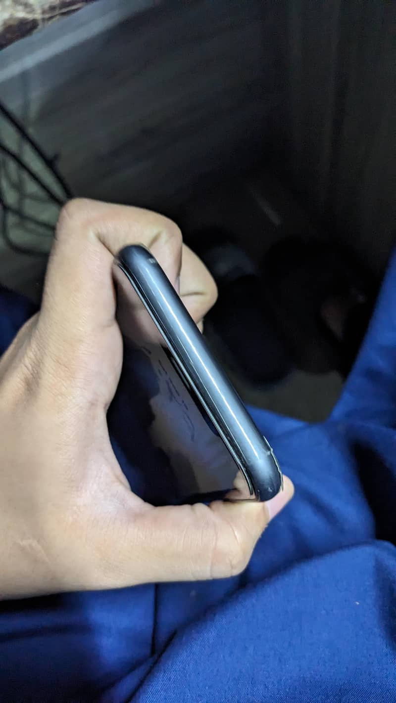 Apple iPhone 11 4