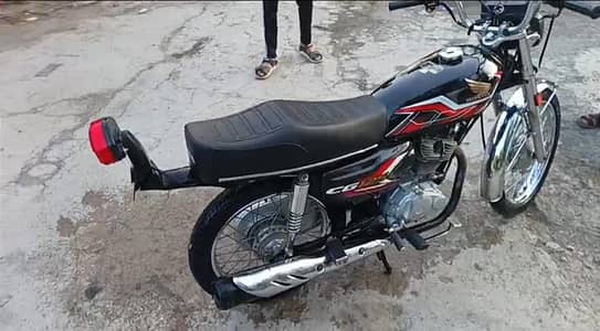 Honda 125/ 17 model for selling need urgent money for soudia