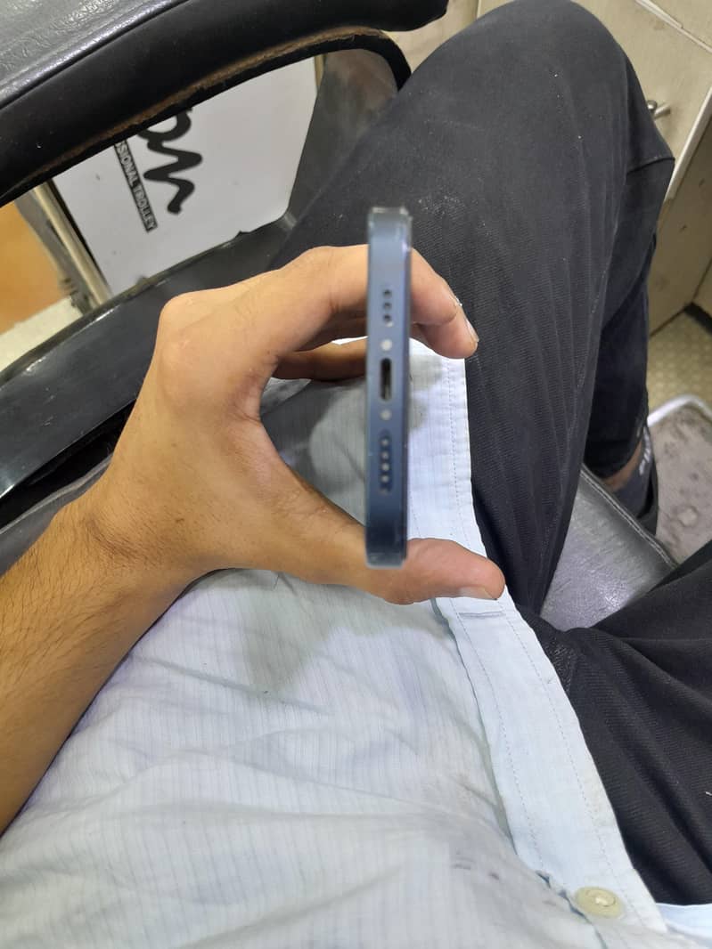 Apple iPhone 12 4