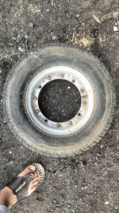 Service tyre with rim auto rickshaw tez raftar six seater