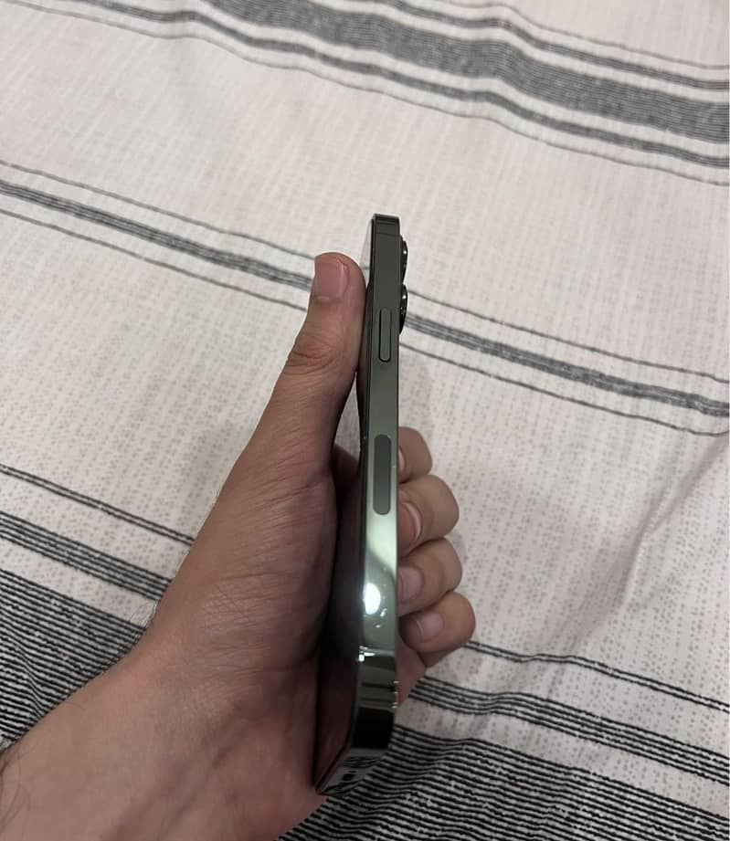 Apple iPhone 13 Pro 2