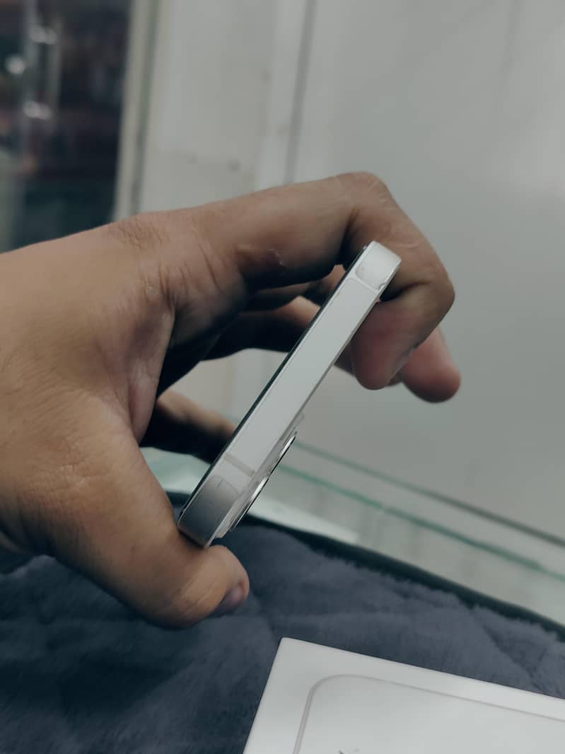 Apple iPhone 13 5
