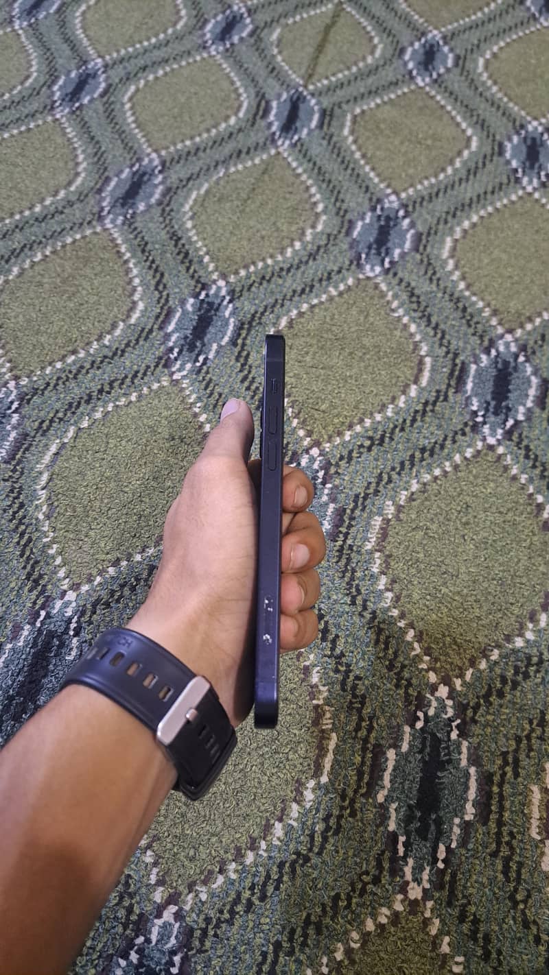 Apple iPhone 12 4