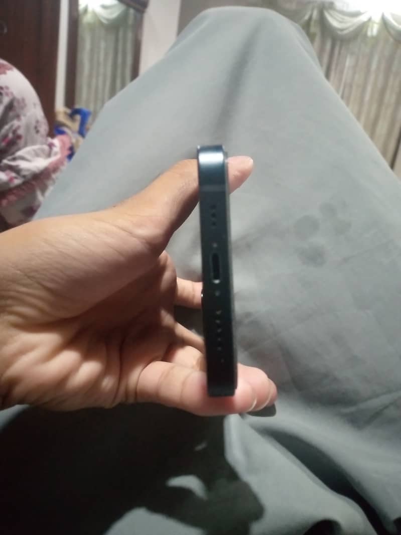 Apple iPhone 13 8