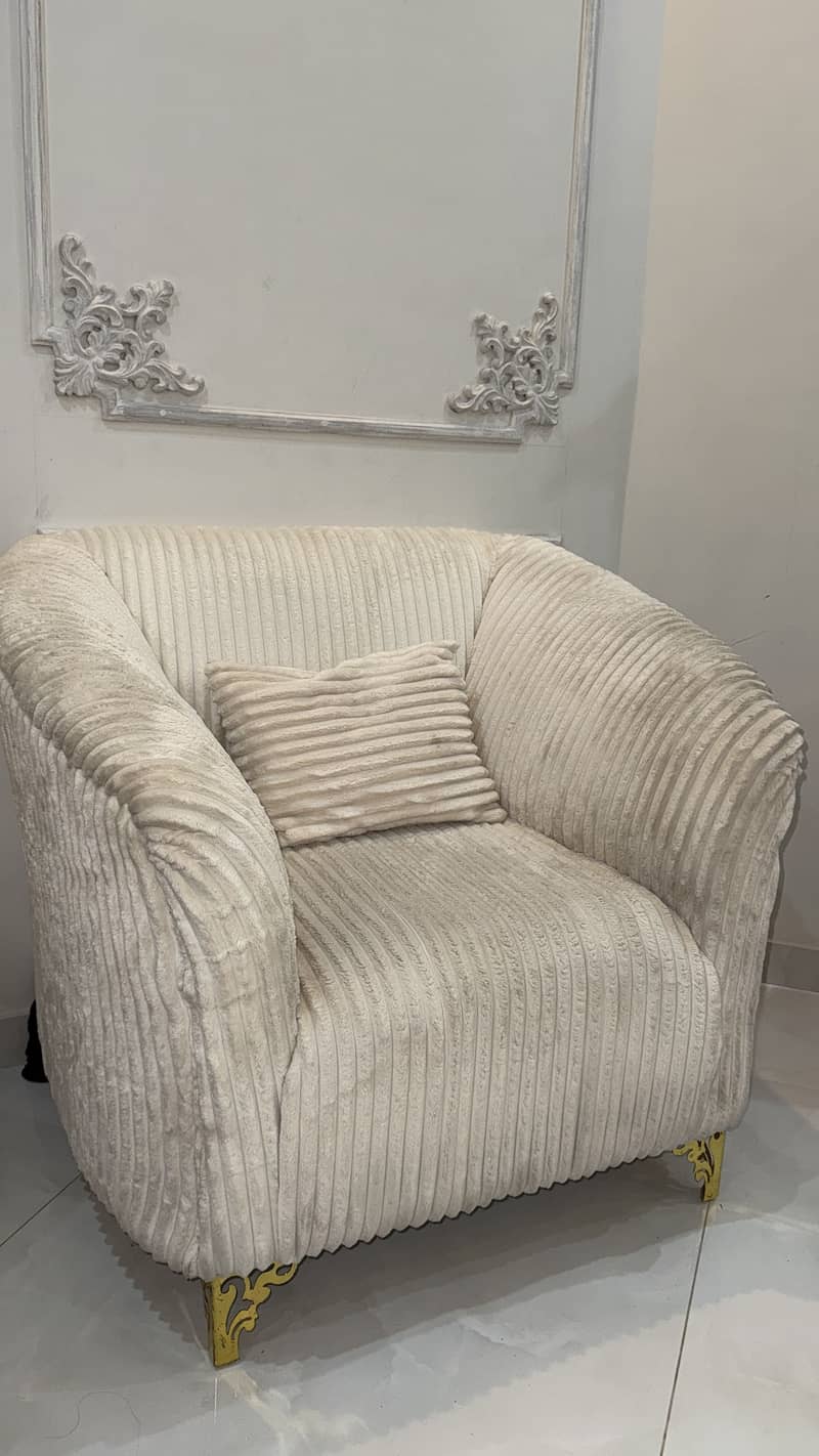 White shade sofa 1