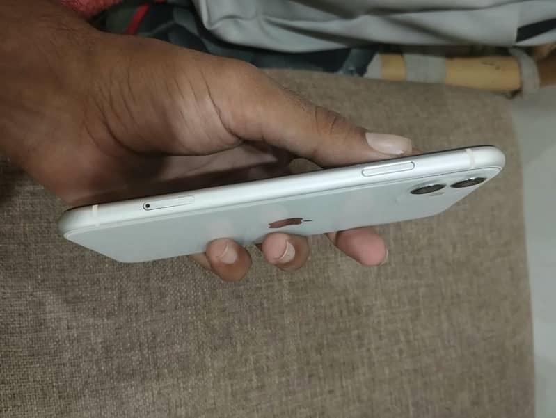 Apple iPhone 11 4