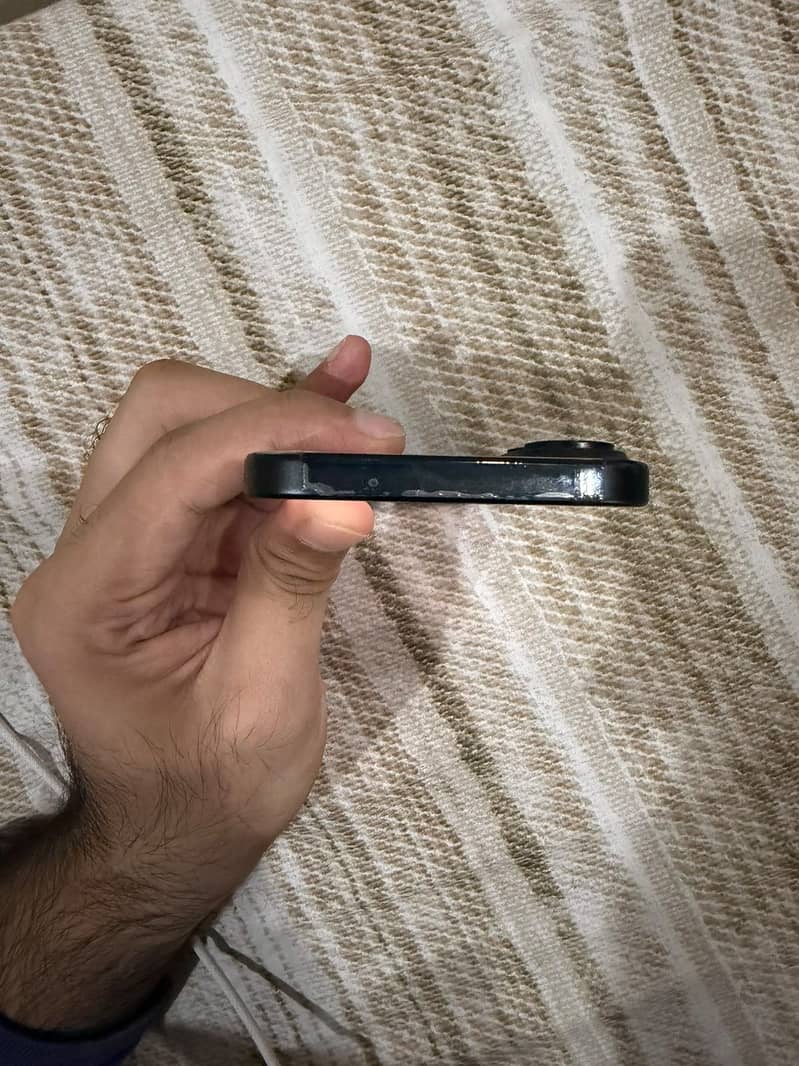 Apple iPhone 16 4