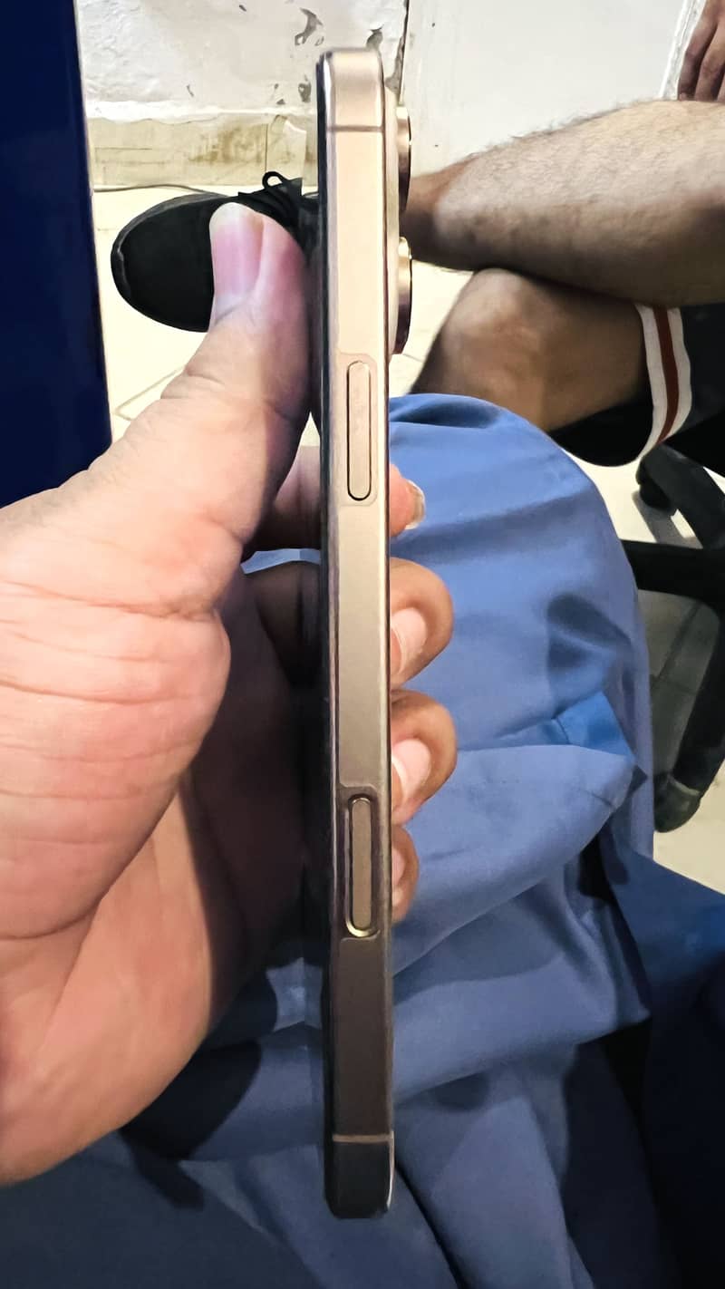 Apple iPhone 16 Pro Max 2