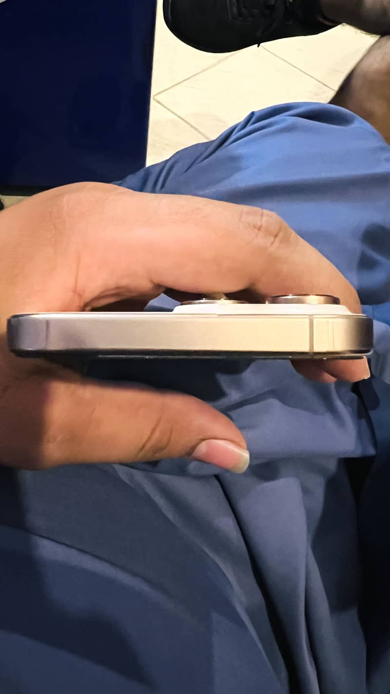 Apple iPhone 16 Pro Max 4