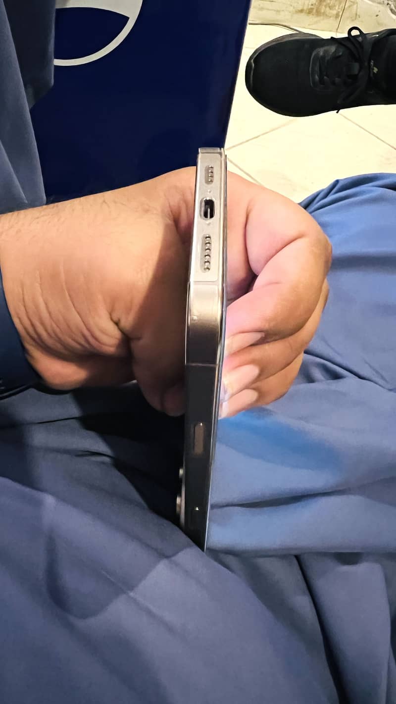 Apple iPhone 16 Pro Max 6