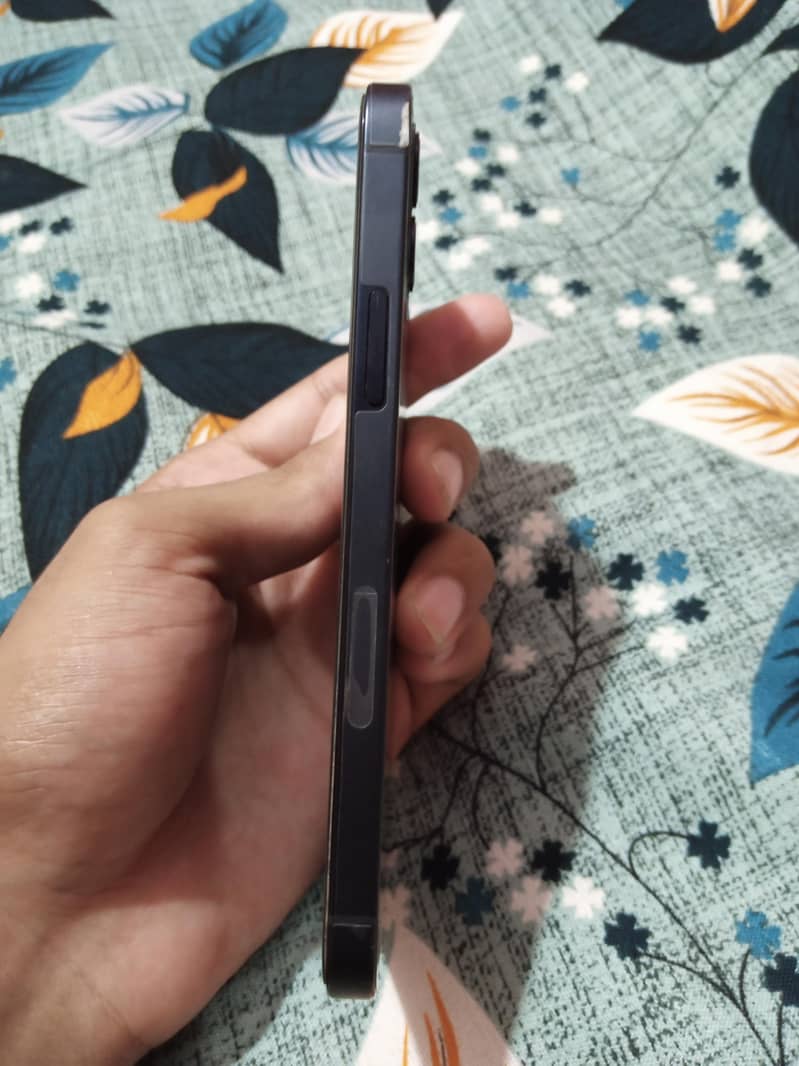 Apple iPhone 12 4