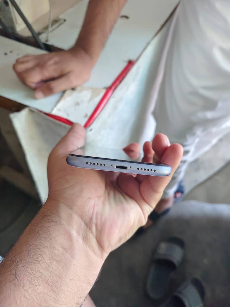 Apple iPhone 11 4