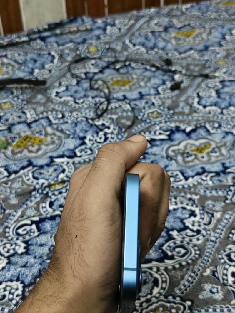 Apple iPhone 13 4