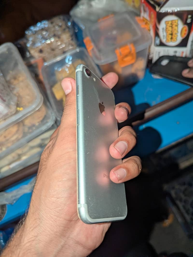 Apple iPhone 7 3