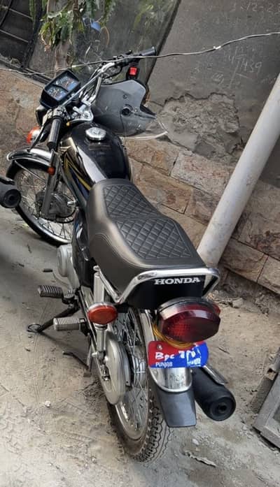 Brand new bike.  Just use in town 2500 kilometers.