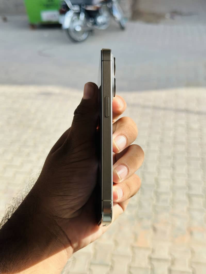 Apple iPhone 15 Pro 2